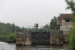 barrage boat fishing France